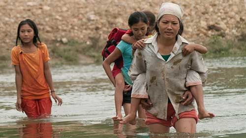 Đến trường trên lưng mẹ